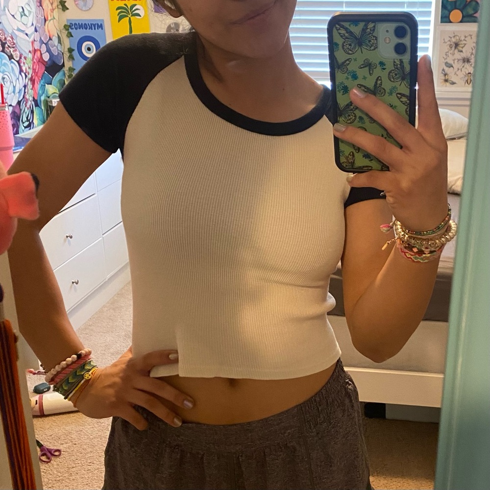 Brandy Melville Raglan short sleeve black & tan knit tee